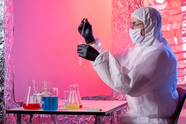 Foto técnico de laboratório trabalhando com uma pipeta em um laboratório molecular.