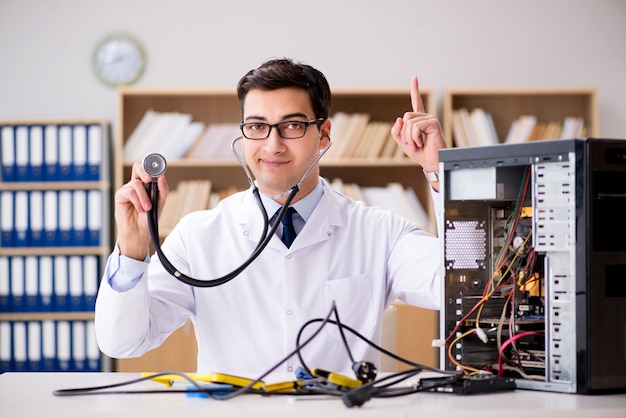 Técnico de ti reparando pc quebrado