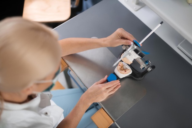 Técnico dental trabajando en nuevas prótesis dentales