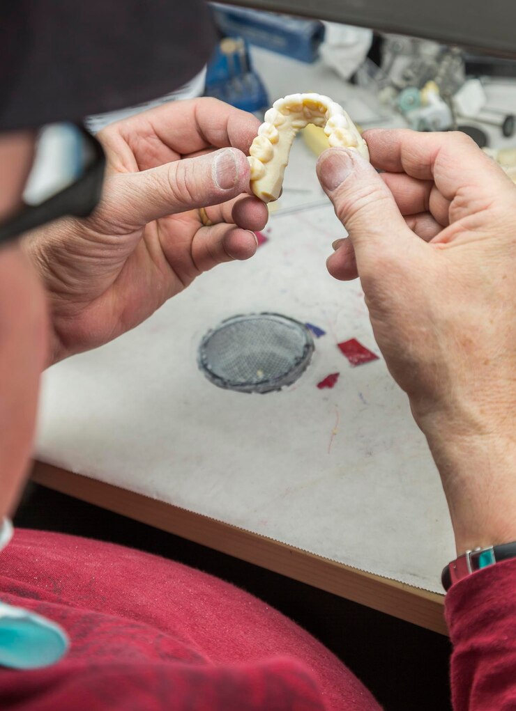 Foto técnico dental trabalhando em molde impresso em 3d para implantes dentários