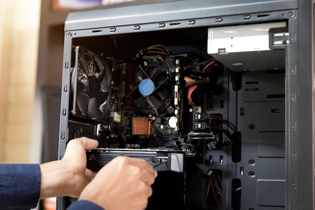 Técnico con un destornillador para arreglar computadoras
