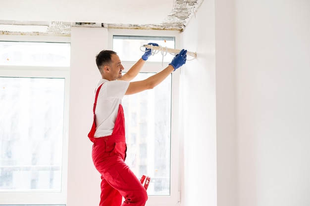 Técnico do sistema de ar condicionado está trabalhando na instalação de um novo ar condicionado no apartamento.