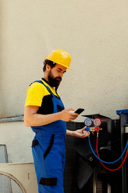 Técnico eficiente solicita novos componentes para ar condicionado danificado após concluir a investigação. Profissional experiente que procura online peças de reposição para sistemas de climatização, encomendadas pelo cliente