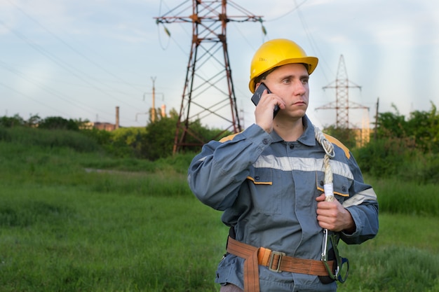 Técnico eléctrico, hablando por teléfono