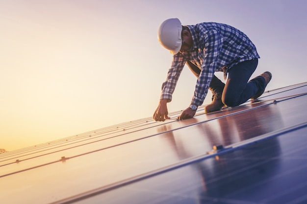 El técnico eléctrico y de instrumentos se ha relajado mientras usa la llave para mantener el sistema eléctrico en el campo del panel solar