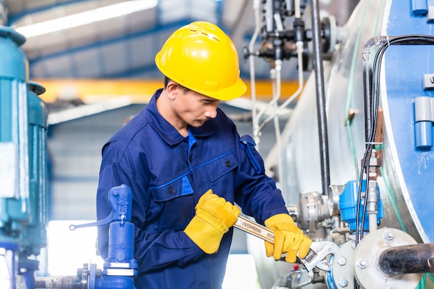 Técnico em fábrica na manutenção de máquinas