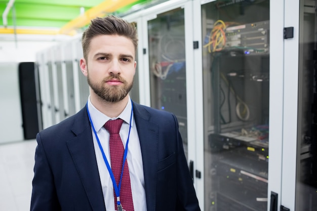 Técnico em pé em uma sala de servidores