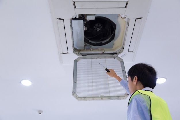 El técnico está comprobando el aire acondicionado.