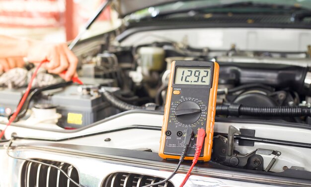 Un técnico está comprobando la disponibilidad de la batería del coche.