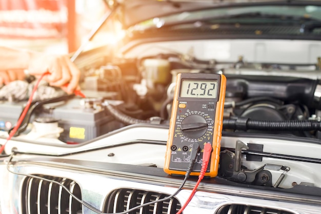 Un técnico está comprobando la disponibilidad de la batería del coche.