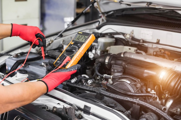 Un técnico está comprobando la disponibilidad de la batería del coche.