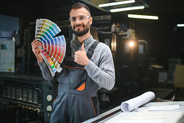 Técnico experimentado em impressora trabalha em impressora UV Trabalho de produção