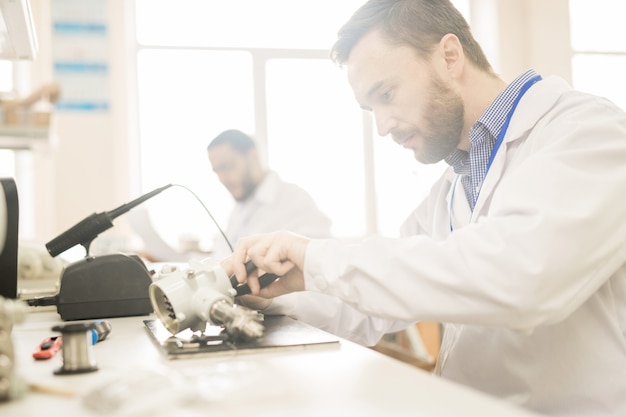 Foto técnico experimentado en reparación de manómetros