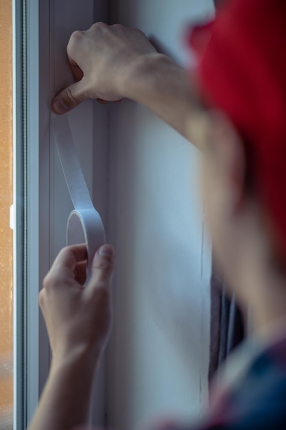 Técnico experto que sella la ventana de acero plástico