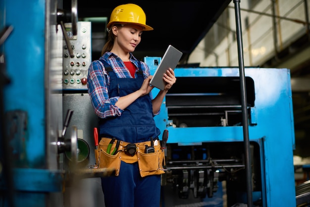 Técnico femenino trabajando en fábrica