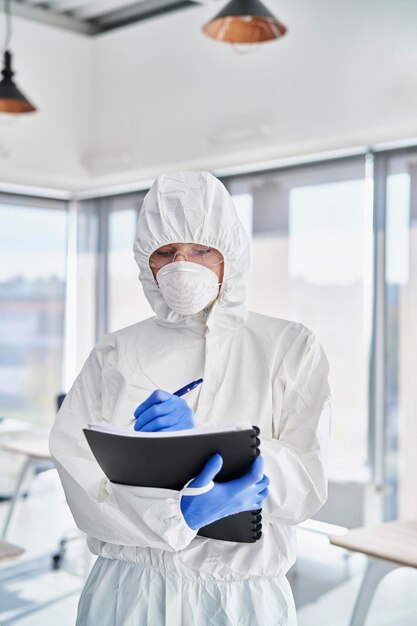 Técnico haciendo controles en la oficina