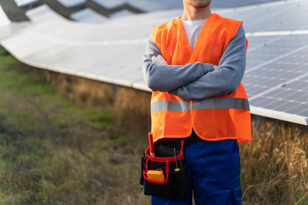 Técnico industrial de homem não reconhecido perto das baterias de energia na zona rural