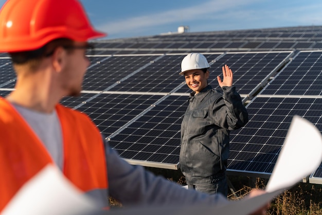 Técnico industrial feminino de uniforme na fazenda de energia na zona rural