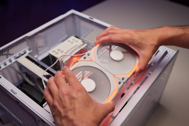 Técnico informático instala el sistema de refrigeración de la computadora