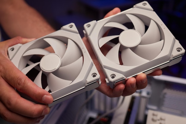 Técnico informático instala sistema de refrigeración de ordenador
