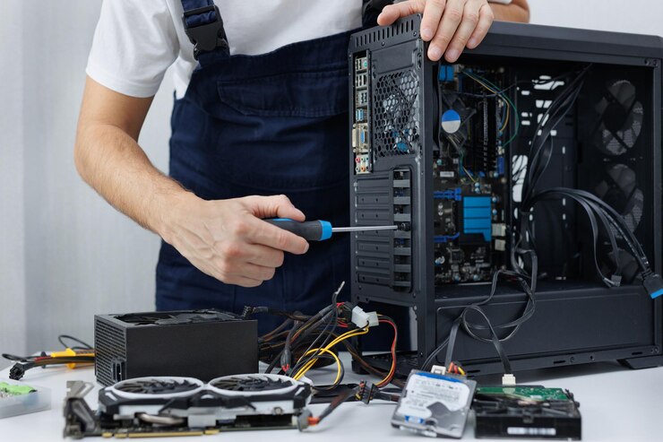 Foto técnico informático de primer plano con un destornillador y reparando una computadora