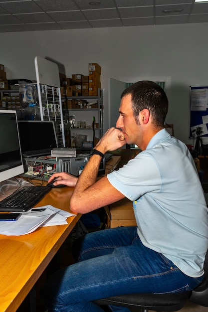 Técnico informático que trabaja en el taller