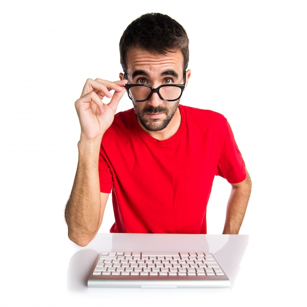 Técnico informático trabajando con su teclado con gafas.