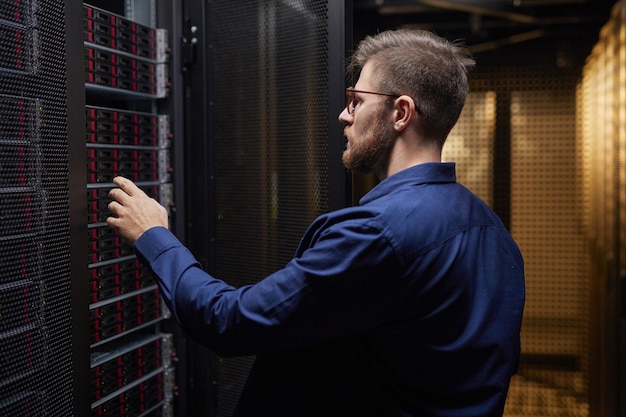 Técnico inspeccionando el rack del servidor en el centro de datos