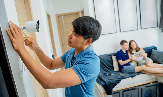 Un técnico instala una cámara de CCTV en un apartamento moderno