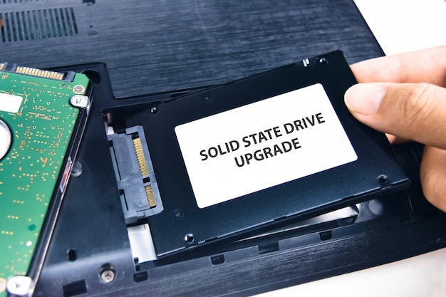 Un técnico instala una unidad de estado sólido (SSD) en una computadora portátil