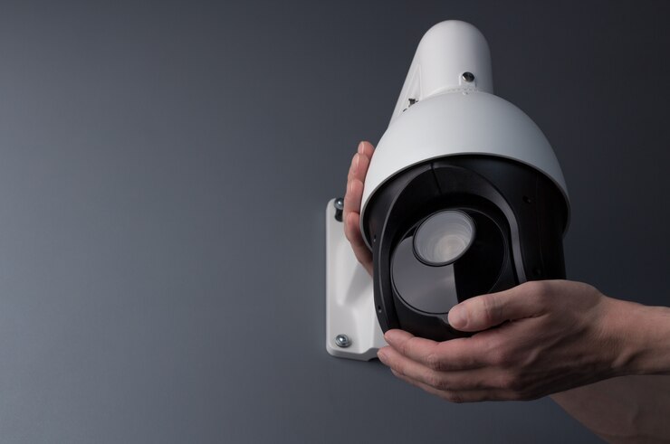 Foto técnico de instalación de cámaras de cctv de seguridad de video