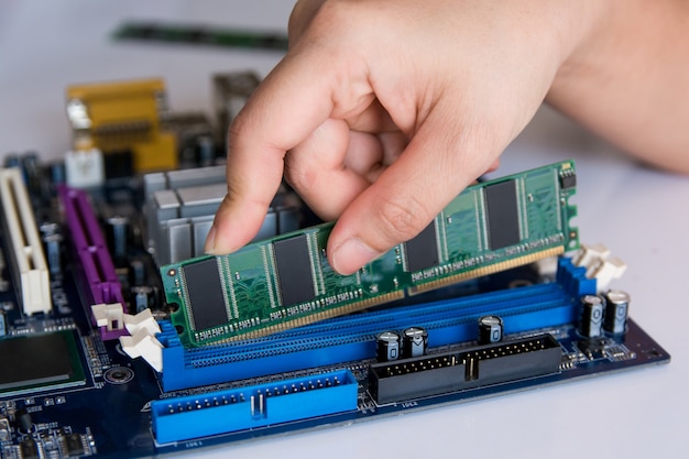 Técnico instalando RAM stick (memória de acesso aleatório) para soquete na placa-mãe