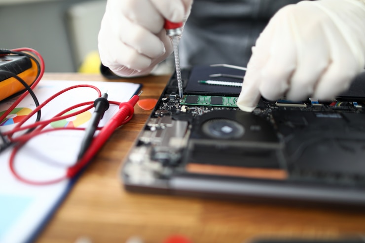 Foto técnico de laptop arreglando computadora personal
