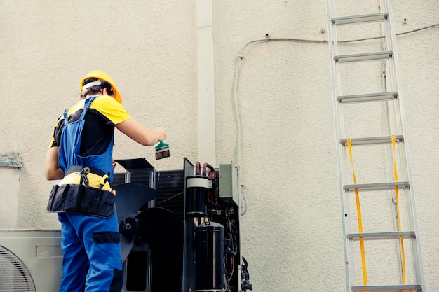 Técnico de limpieza de aire acondicionado