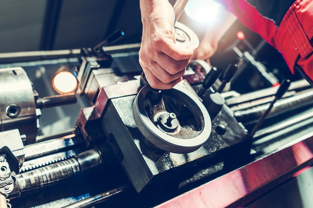 Técnico de máquina de torno procesando una pieza de metal