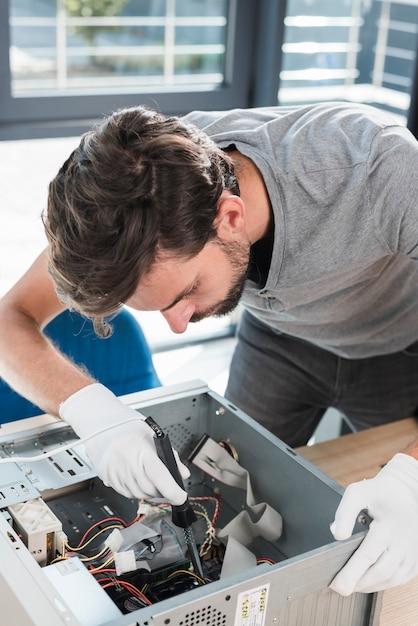 Foto técnico masculino ensamblando piezas en computadora cpu