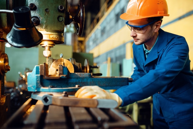 Técnico masculino trabaja en torno