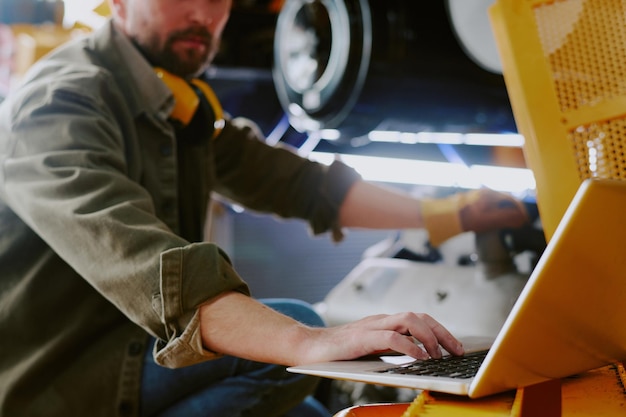 Técnico masculino usando una computadora portátil en el trabajo