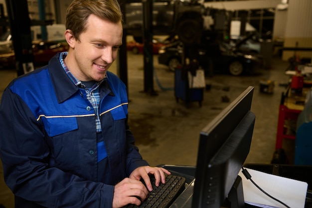 Un técnico, mecánico de garaje que realiza una verificación de diagnóstico de un automóvil durante el mantenimiento regular de la garantía en el servicio de automóviles