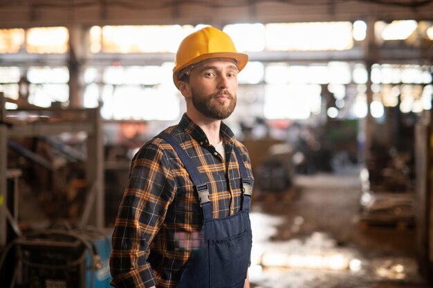 Técnico o ingeniero profesional de la gran industria pesada.