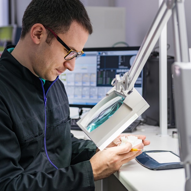 Técnico de odontología protésica trabajando en su oficina