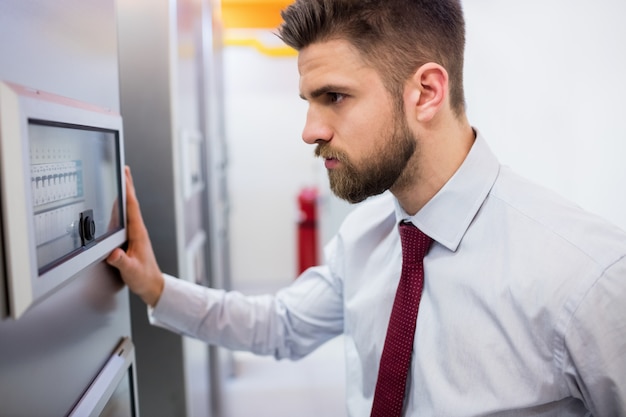 Técnico, olhando para o gabinete do servidor