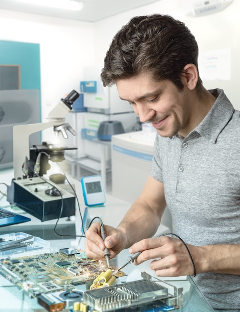 Foto técnico ou engenheiro repara equipamentos eletrônicos em instalações de pesquisa