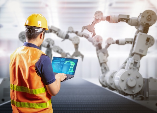 Técnico ou engenheiro trabalham com robô de renderização 3D na fábrica