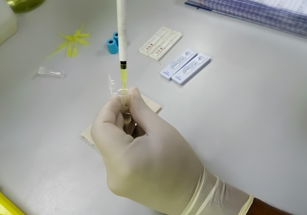 Técnico ou profissional de saúde trabalhando em laboratório