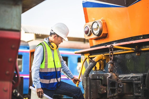 Técnico profesional precomprobación locomotora diesel eléctrica Ingeniero hombre trabajando en locomotora diesel Conceptos de seguridad