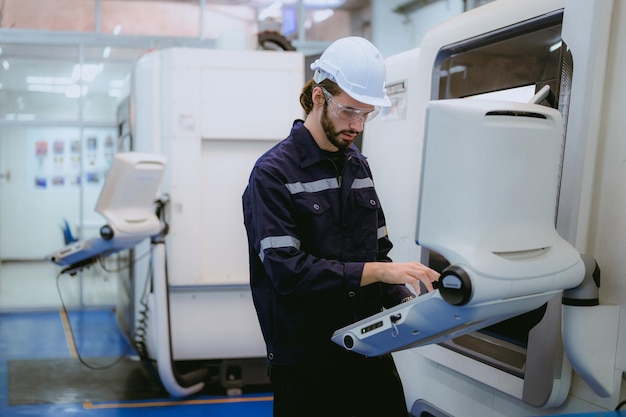 Técnico profesional que revisa y repara partes de una máquina automática