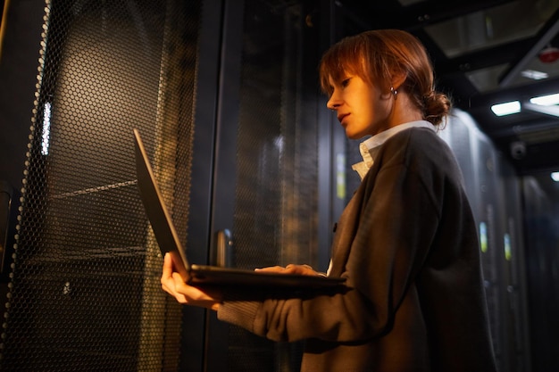 Técnico que analiza el servidor en el centro de datos