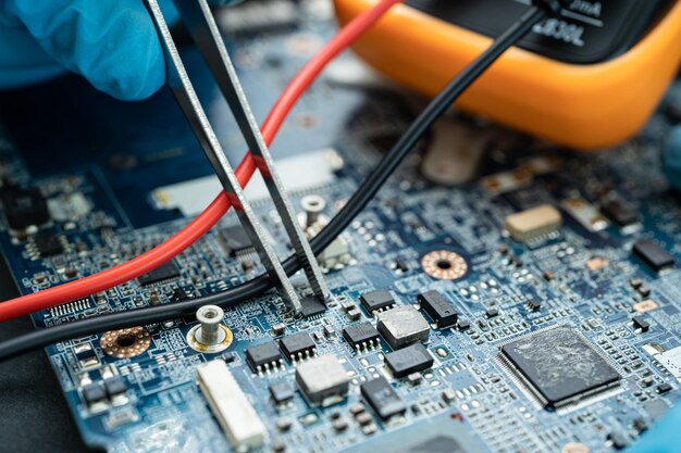 Técnico que repara el interior del disco duro mediante soldadura de hierro Circuito integrado el concepto de técnico de hardware de datos y tecnología