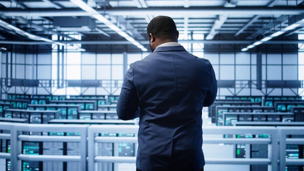Técnico que supervisa las supercomputadoras de la sala de servidores haciendo un chequeo